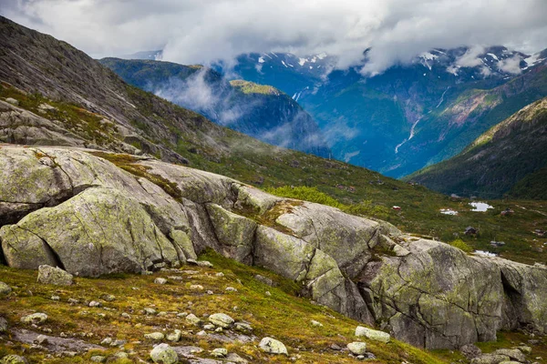 Norveç'te renkli dağ sahneleri. Güzel manzara Norveç, Scandinavia. Norveç dağ manzarası