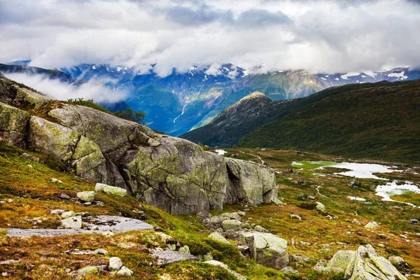 Norveç'te renkli dağ sahneleri. Güzel manzara Norveç, Scandinavia. Norveç dağ manzarası