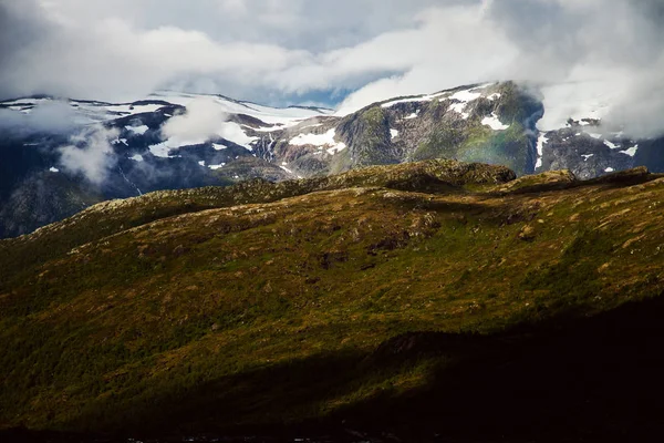 ノルウェーのカラフルな山シーン。ノルウェー、スカンジナビアの美しい風景です。ノルウェーの山の風景 — ストック写真