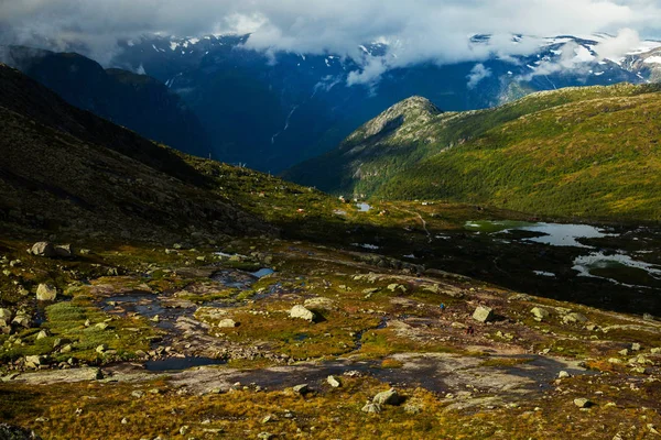 Norveç'te renkli dağ sahneleri. Güzel manzara Norveç, Scandinavia. Norveç dağ manzarası