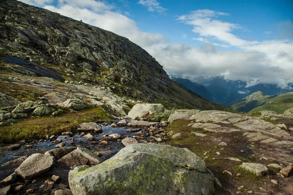 Cenas coloridas de montanha na Noruega. Bela paisagem da Noruega, Escandinávia. Noruega paisagem de montanha — Fotografia de Stock