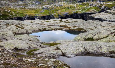 Norveç'te renkli dağ sahneleri. Güzel manzara Norveç, Scandinavia. Norveç dağ manzarası