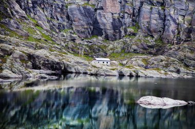 Norveç'te renkli dağ sahneleri. Güzel manzara Norveç, Scandinavia. Norveç dağ manzarası