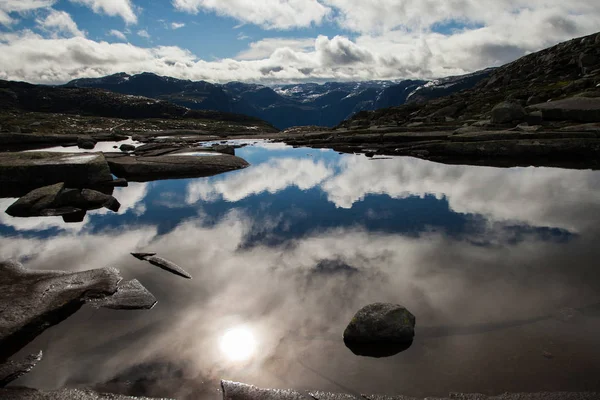 Norveç'te renkli dağ sahneleri. Güzel manzara Norveç, Scandinavia. Norveç dağ manzarası — Stok fotoğraf