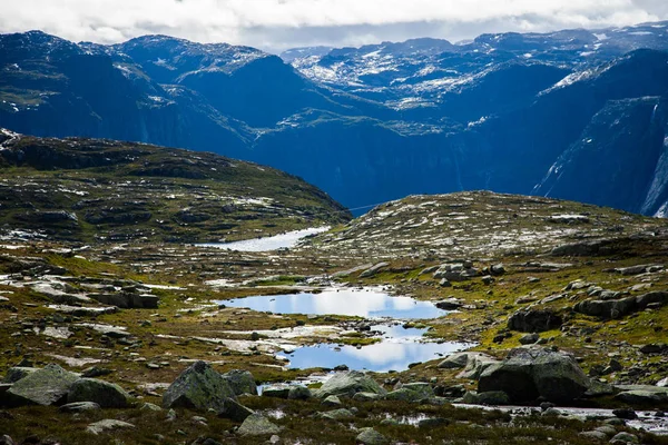 Norveç'te renkli dağ sahneleri. Güzel manzara Norveç, Scandinavia. Norveç dağ manzarası