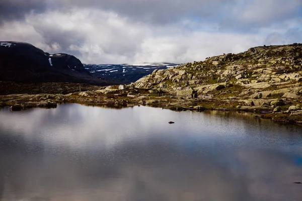 Escenas de montaña de colores en Noruega. Hermoso paisaje de Noruega, Escandinavia. Noruega paisaje de montaña — Foto de Stock