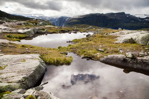 Πολύχρωμο βουνό σκηνές στη Νορβηγία. Όμορφο τοπίο της Νορβηγίας, Σκανδιναβία. Ορεινό τοπίο της Νορβηγίας — Φωτογραφία Αρχείου