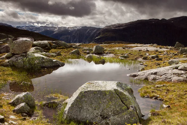 Színes mountain jelenetek Norvégiában. Gyönyörű táj Norvégia Scandinavia. Norvég hegyvidéki táj — Stock Fotó