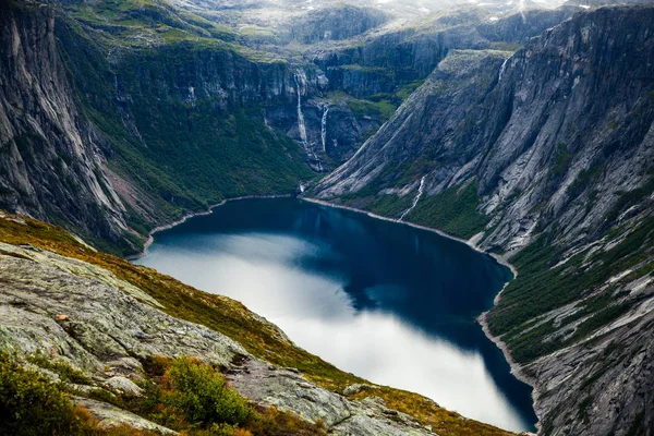 Norveç'te renkli dağ sahneleri. Güzel manzara Norveç, Scandinavia. Norveç dağ manzarası