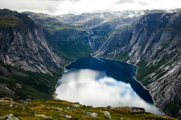 ノルウェーのカラフルな山シーン。ノルウェー、スカンジナビアの美しい風景です。ノルウェーの山の風景 — ストック写真