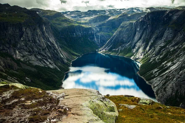 Norveç'te renkli dağ sahneleri. Güzel manzara Norveç, Scandinavia. Norveç dağ manzarası