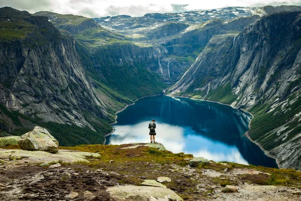 Norveç'te renkli dağ sahneleri. Güzel manzara Norveç, Scandinavia. Norveç dağ manzarası