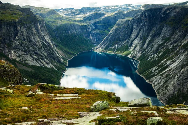 Norveç'te renkli dağ sahneleri. Güzel manzara Norveç, Scandinavia. Norveç dağ manzarası