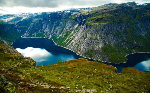 Красочные горные пейзажи в Норвегии. Норвежский пейзаж, Скандинавия. Горный пейзаж Норвегии — стоковое фото