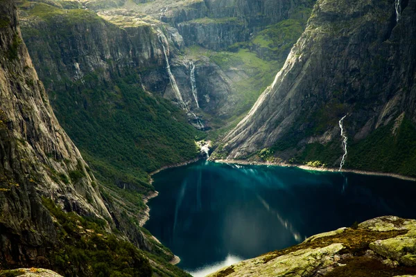 Norveç'te renkli dağ sahneleri. Güzel manzara Norveç, Scandinavia. Norveç dağ manzarası