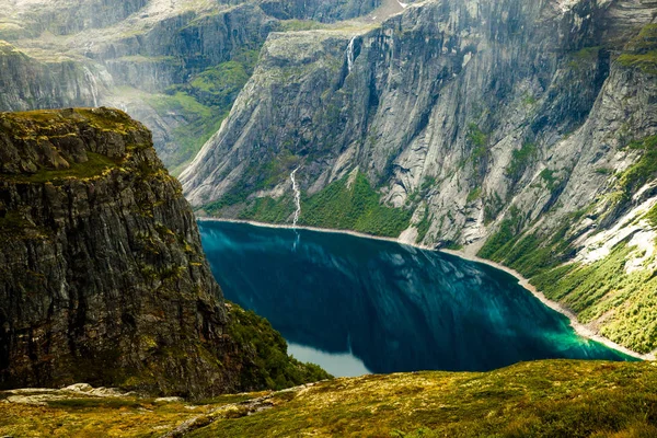 Norveç'te renkli dağ sahneleri. Güzel manzara Norveç, Scandinavia. Norveç dağ manzarası