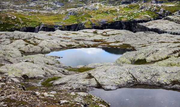 Norveç'te renkli dağ sahneleri. Güzel manzara Norveç, Scandinavia. Norveç dağ manzarası