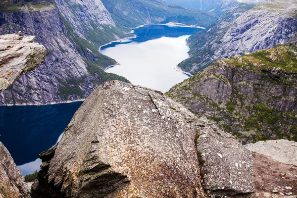 Norveç'te renkli dağ sahneleri. Güzel manzara Norveç, Scandinavia. Norveç dağ manzarası