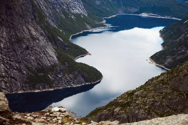 Norveç'te renkli dağ sahneleri. Güzel manzara Norveç, Scandinavia. Norveç dağ manzarası