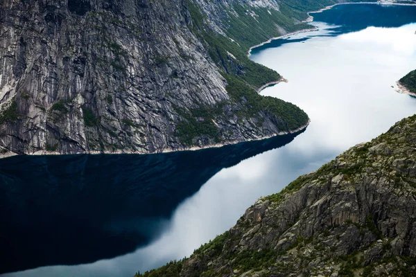 Norveç'te renkli dağ sahneleri. Güzel manzara Norveç, Scandinavia. Norveç dağ manzarası — Stok fotoğraf