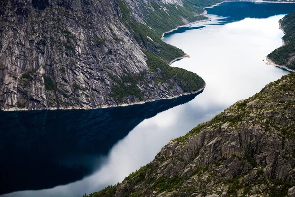 Norveç'te renkli dağ sahneleri. Güzel manzara Norveç, Scandinavia. Norveç dağ manzarası — Stok fotoğraf