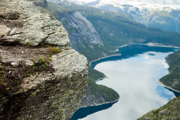 Norveç'te renkli dağ sahneleri. Güzel manzara Norveç, Scandinavia. Norveç dağ manzarası