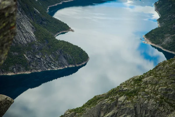 Norveç'te renkli dağ sahneleri. Güzel manzara Norveç, Scandinavia. Norveç dağ manzarası