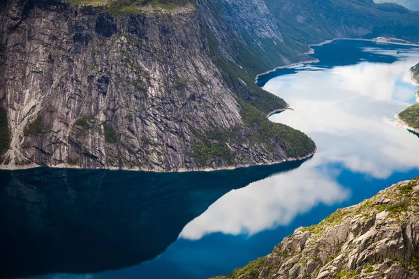 Norveç'te renkli dağ sahneleri. Güzel manzara Norveç, Scandinavia. Norveç dağ manzarası