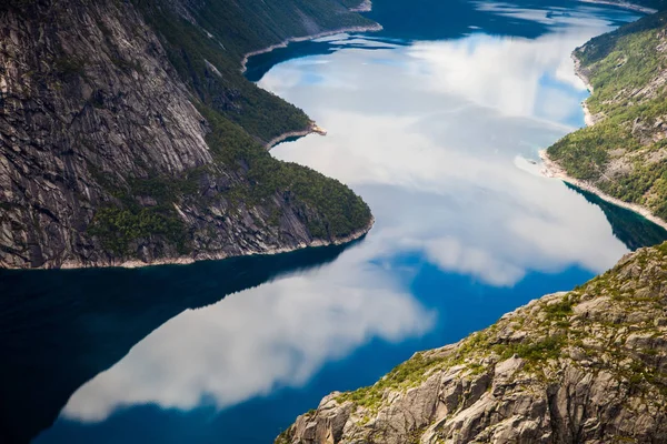 Norveç'te renkli dağ sahneleri. Güzel manzara Norveç, Scandinavia. Norveç dağ manzarası