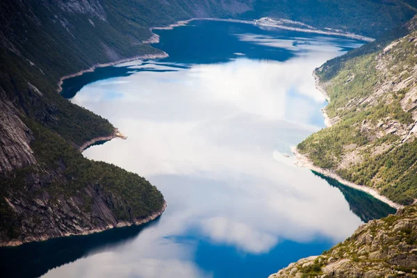 Norveç'te renkli dağ sahneleri. Güzel manzara Norveç, Scandinavia. Norveç dağ manzarası