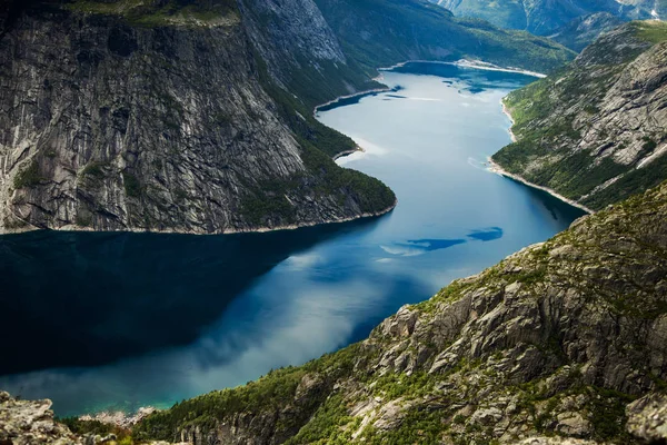 Norveç'te renkli dağ sahneleri. Güzel manzara Norveç, Scandinavia. Norveç dağ manzarası — Stok fotoğraf