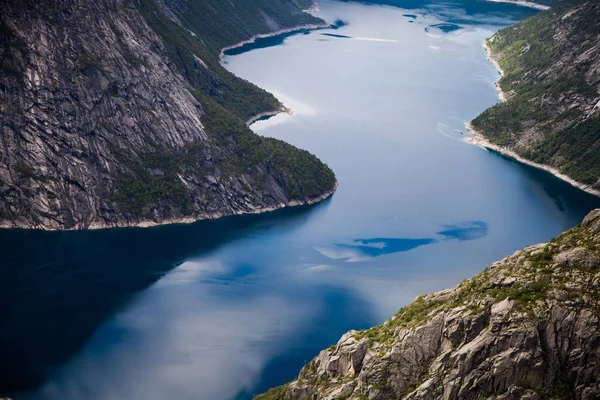 Norveç'te renkli dağ sahneleri. Güzel manzara Norveç, Scandinavia. Norveç dağ manzarası