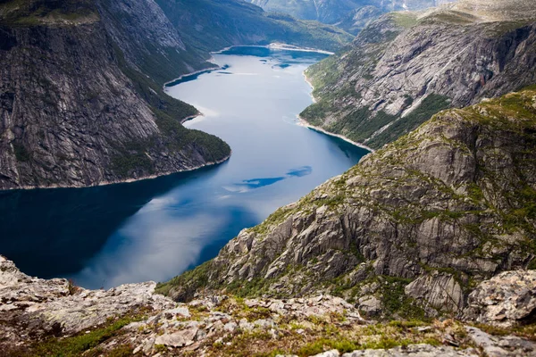 노르웨이에서 화려한 산 장면입니다. 노르웨이, 스 칸디 나 비아의 아름 다운 풍경입니다. 노르웨이 산 풍경 — 스톡 사진