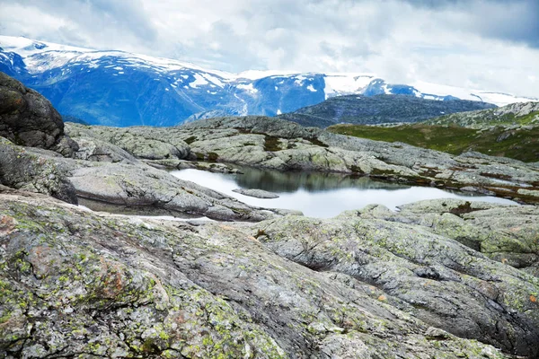 Norveç'te renkli dağ sahneleri. Güzel manzara Norveç, Scandinavia. Norveç dağ manzarası