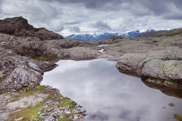 Scene di montagna colorate in Norvegia. Bellissimo paesaggio della Norvegia, Scandinavia. Norvegia paesaggio montano — Foto Stock