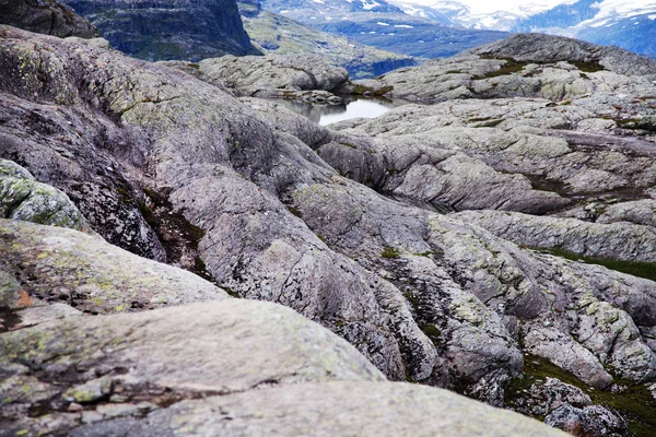 Norveç'te renkli dağ sahneleri. Güzel manzara Norveç, Scandinavia. Norveç dağ manzarası