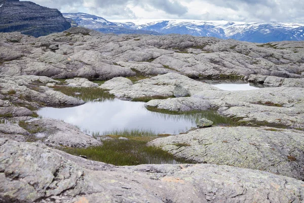 Scene di montagna colorate in Norvegia. Bellissimo paesaggio della Norvegia, Scandinavia. Norvegia paesaggio montano — Foto Stock