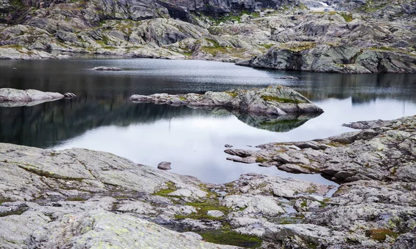 Norveç'te renkli dağ sahneleri. Güzel manzara Norveç, Scandinavia. Norveç dağ manzarası