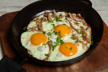 Kızarmış yumurta tavada yapardı. Otlar ve biber ile terbiyeli bir tavada pastırmalı kızarmış yumurta