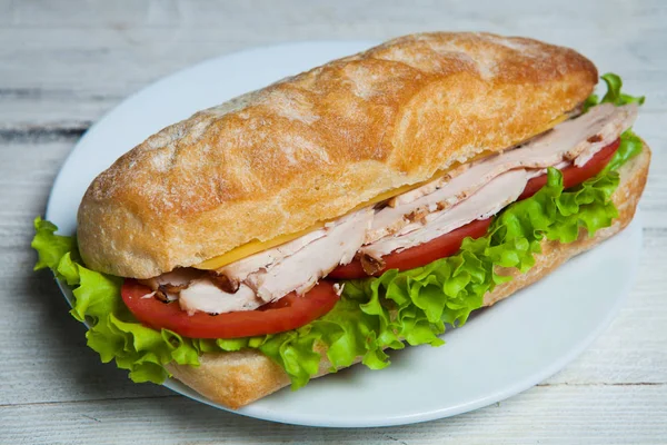 Sanduíche com presunto, tomate, queijo, cebola e alface isolada sobre fundo branco. Grande sanduíche com carne e queijo — Fotografia de Stock