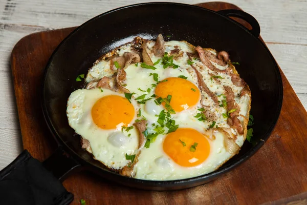 Kızarmış yumurta tavada yapardı. Otlar ve biber ile terbiyeli bir tavada pastırmalı kızarmış yumurta