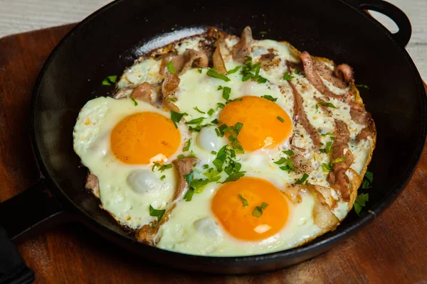 Kızarmış yumurta tavada yapardı. Otlar ve biber ile terbiyeli bir tavada pastırmalı kızarmış yumurta