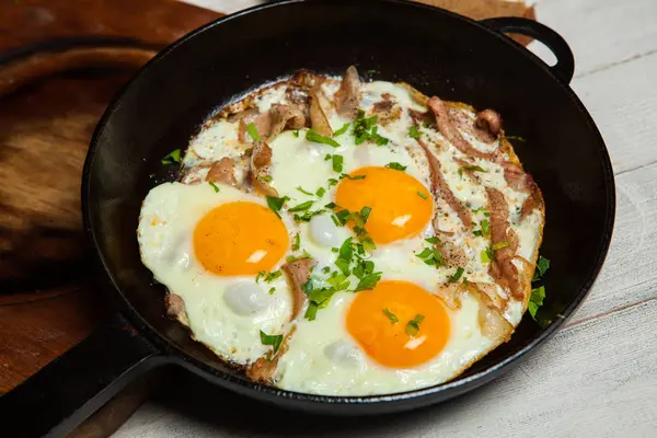 Kızarmış yumurta tavada yapardı. Otlar ve biber ile terbiyeli bir tavada pastırmalı kızarmış yumurta