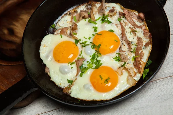 Kızarmış yumurta tavada yapardı. Otlar ve biber ile terbiyeli bir tavada pastırmalı kızarmış yumurta