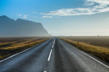 İzlanda manzara yolda. Yol ve araba seyahat doğal ve gün batımı. Yol seyahat konsepti. Kiralık seyahat macera