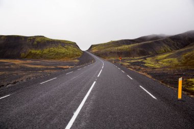 İzlanda manzara yolda. Yol ve araba seyahat doğal ve gün batımı. Yol seyahat konsepti. Kiralık seyahat macera
