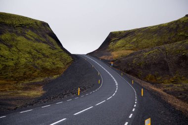 İzlanda manzara yolda. Yol ve araba seyahat doğal ve gün batımı. Yol seyahat konsepti. Kiralık seyahat macera