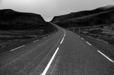 İzlanda manzara yolda. Yol ve araba seyahat doğal ve gün batımı. Yol seyahat konsepti. Kiralık seyahat macera