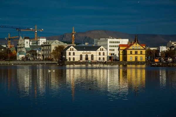 REYKJAVIK, ISLANDA - 10 OTTOBRE 2017: Città di Reykjavik dall'alto. Via di Reykjavik. Autunno in Islanda. Capitale dell'Islanda . — Foto Stock