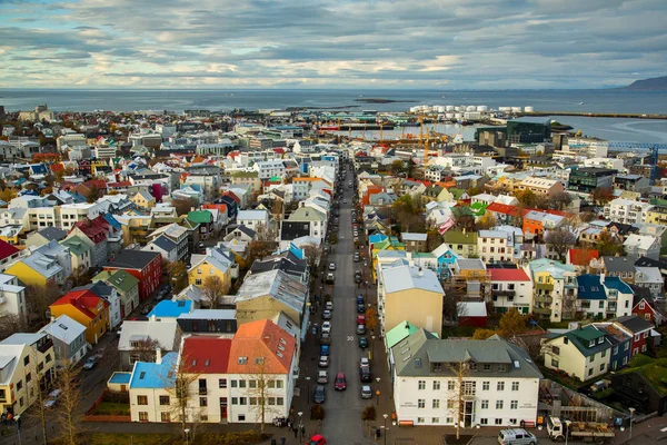 Reykjavik, IJsland - 10 oktober 2017: Stad van Reykjavik van bovenaf. Straat van Reykjavik. Herfst in IJsland. Hoofdstad van IJsland. — Stockfoto